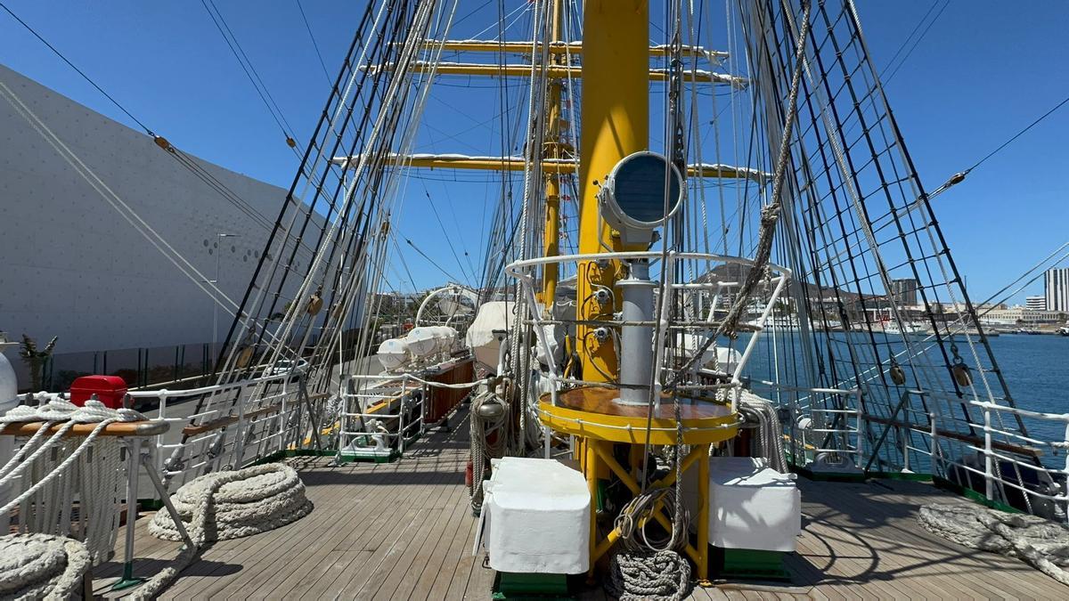 Parte de la cubierta del 'Mircea', que puede visitarse hasta el domingo en el Muelle Sanapú.