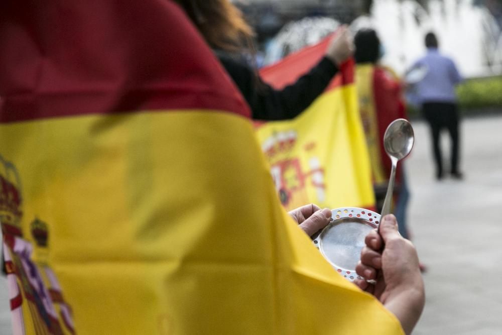 Cacerolada contra el gobierno en la plaza San Miguel, en Oviedo