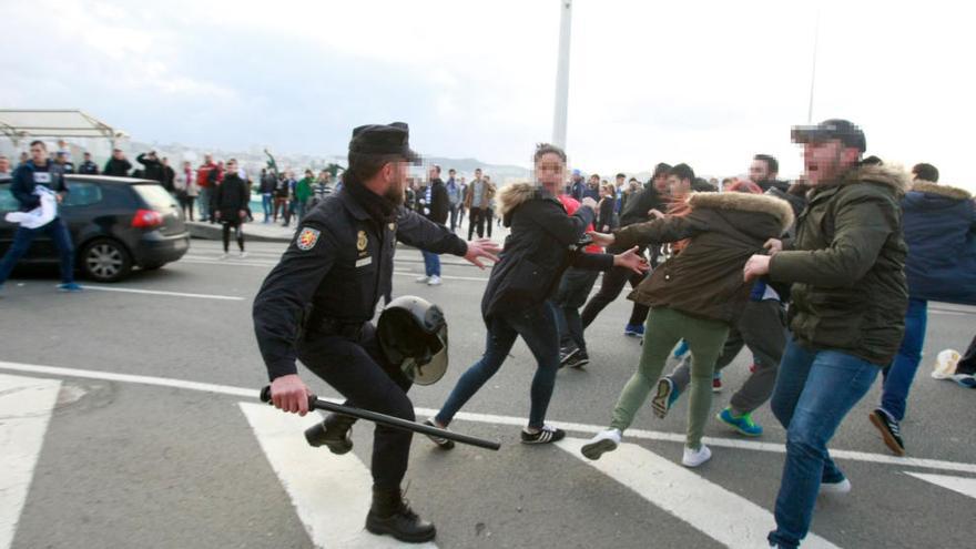 La policía carga contra los deportivistas que animaron al Dépor a la salida del hotel