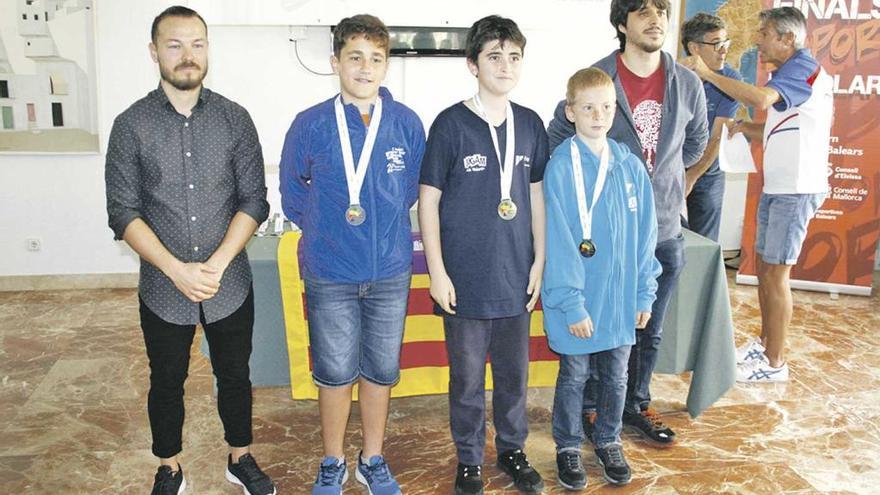 Premiados en el torneo escolar masculino para menores de 12 años.