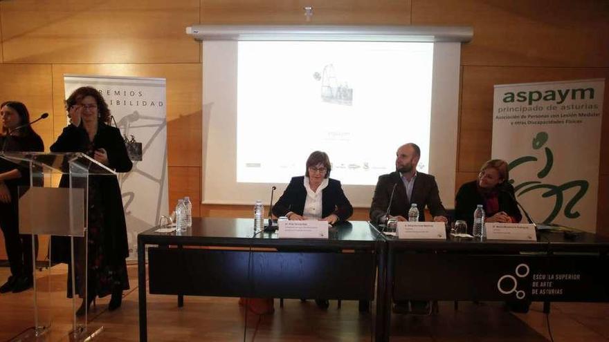 En la mesa, por la izquierda, Pilar Varela, Eduardo Llano y Mariví Monteserín, durante la entrega de premios de la Asociación de Parapléjicos y Grandes Minusválidos de Asturias, ayer, en el palacio de Camposagrado.