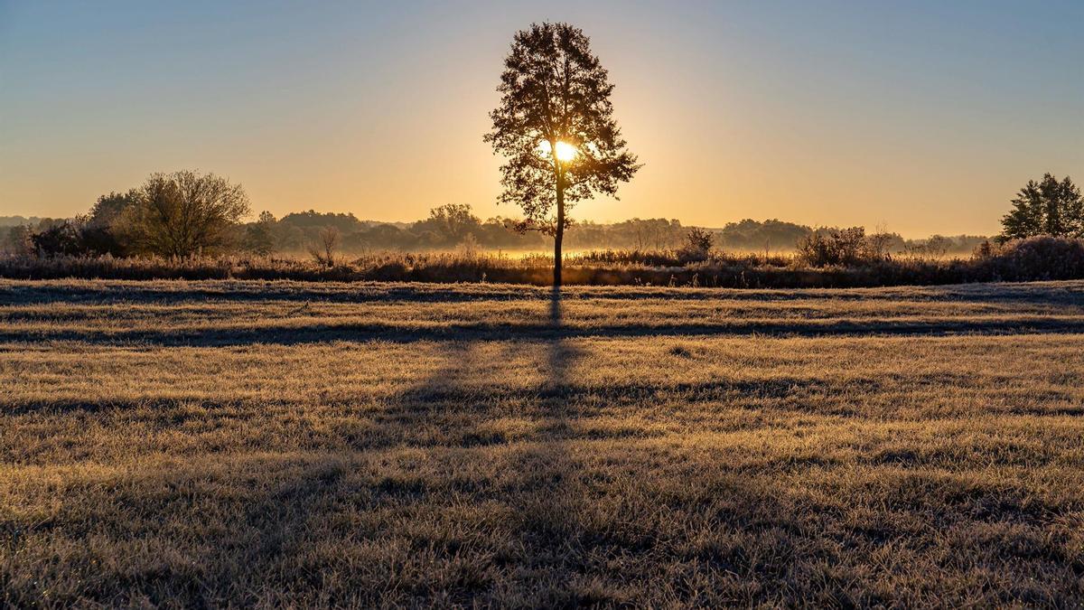 Amanecer en el campo en un día de octubre.