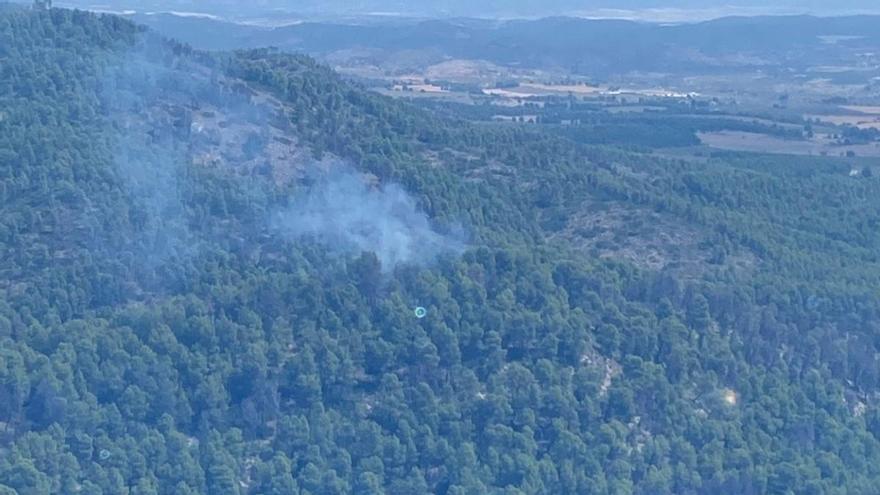 Movilizan brigadas forestales y medios aéreos por un incendio en la Loma Portugales de Cehegín