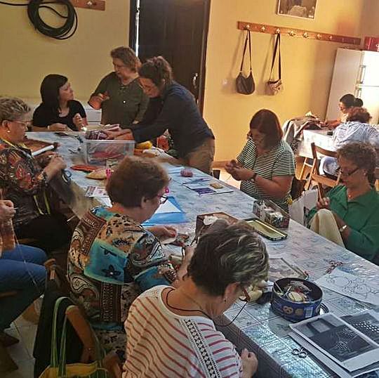 Mujeres participando en actividades de la Fundación Consuelo Suárez 