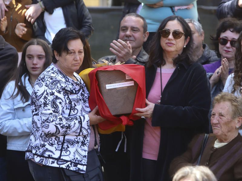 Entrega de los restos de los fusilados por el franquismo a sus familiares, en Paterna