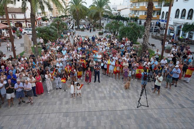 Mira las imágenes de la concentración en apoyo a Ceuta en Santa Eulària