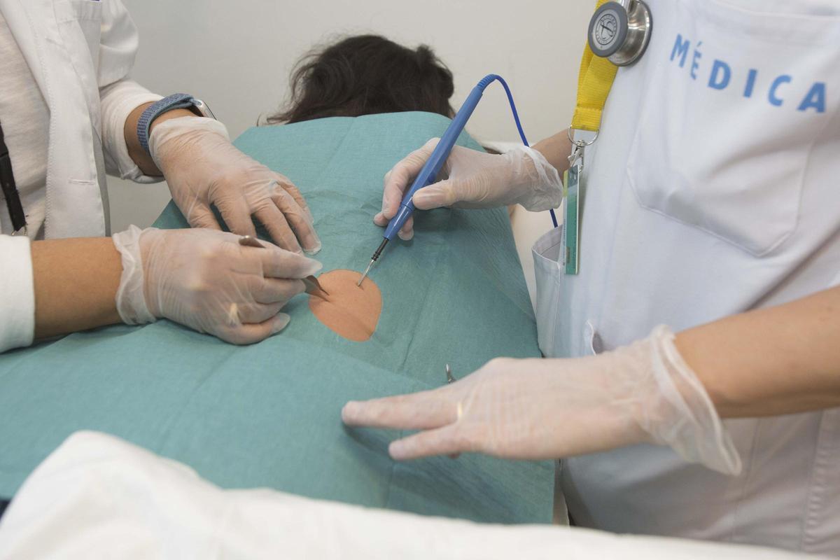 Una médica de Familia, en un procedimiento de cirugía menor en su centro de salud.