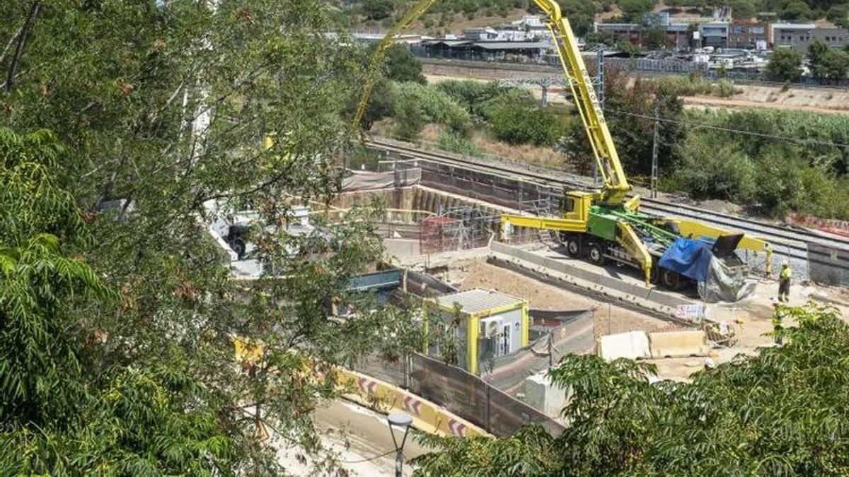 Dues grues omplen amb ciment el clot causat per l’enfonsament a Montcada  i ReixacDues grues omplen amb ciment el clot que el dia 22 de juliol es va empassar una grua arran de l’enfonsament del terreny pròxim als treballs de soterrament de les vies de tren de Rodalies de Montcada i Reixac, al seu pas pel barri de Vallbona.. | JORDI COTRINA