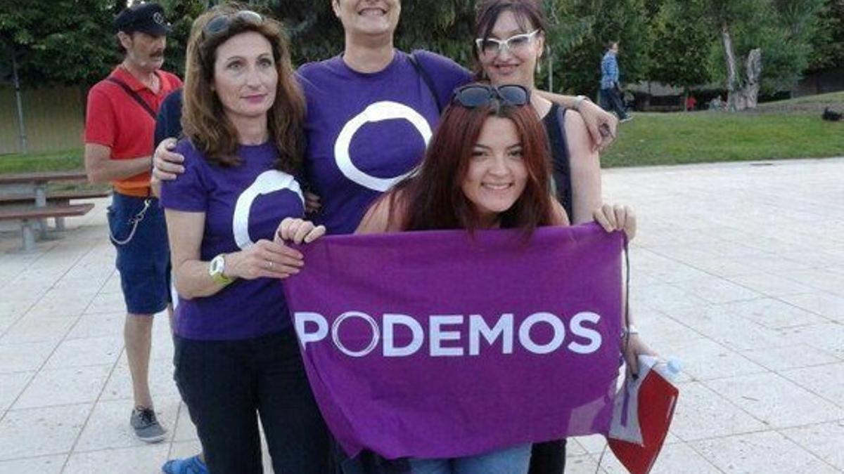 Carmen González (en el centro de la imagen) con otras compañeras de Podemos L'Hospitalet tras la asamblea del pasado domingo en Bellvitge.