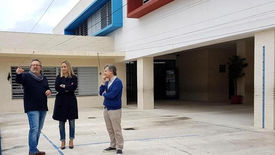 La delegada de Educación, Patricia Alba, visita las instalaciones del IES Mar de Alborán de Estepona.