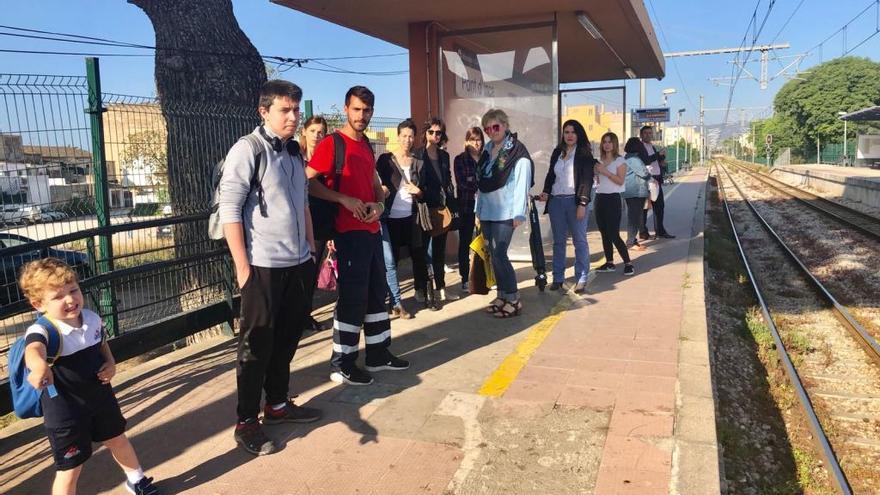 Usuarios del tren de Inca denuncian que nadie les ha informado de la avería