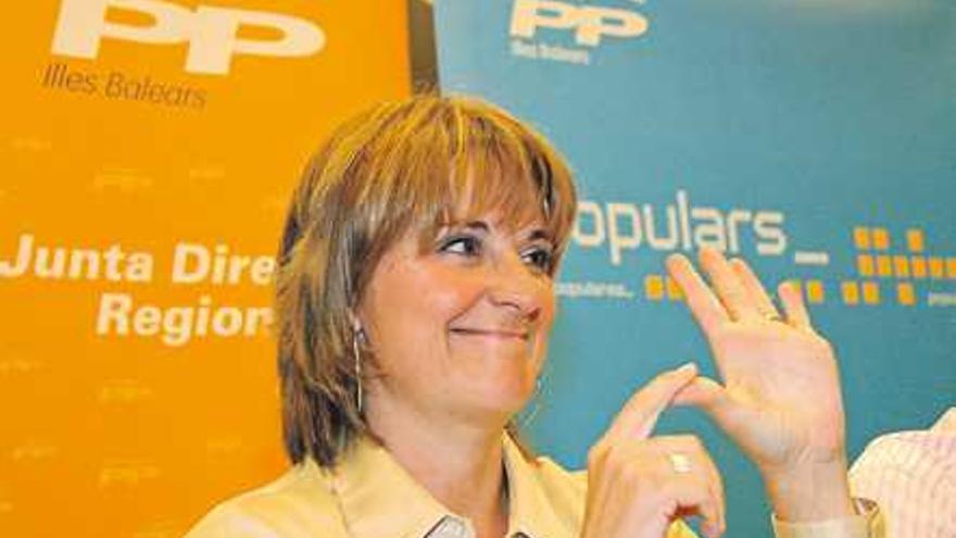 Rosa Estarás saluda a los dirigentes del PP antes del comienzo de la reunión.