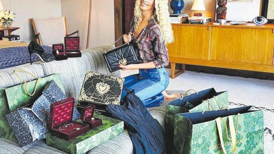 Claudia Schiffer muestra parte de los regalos recibidos.