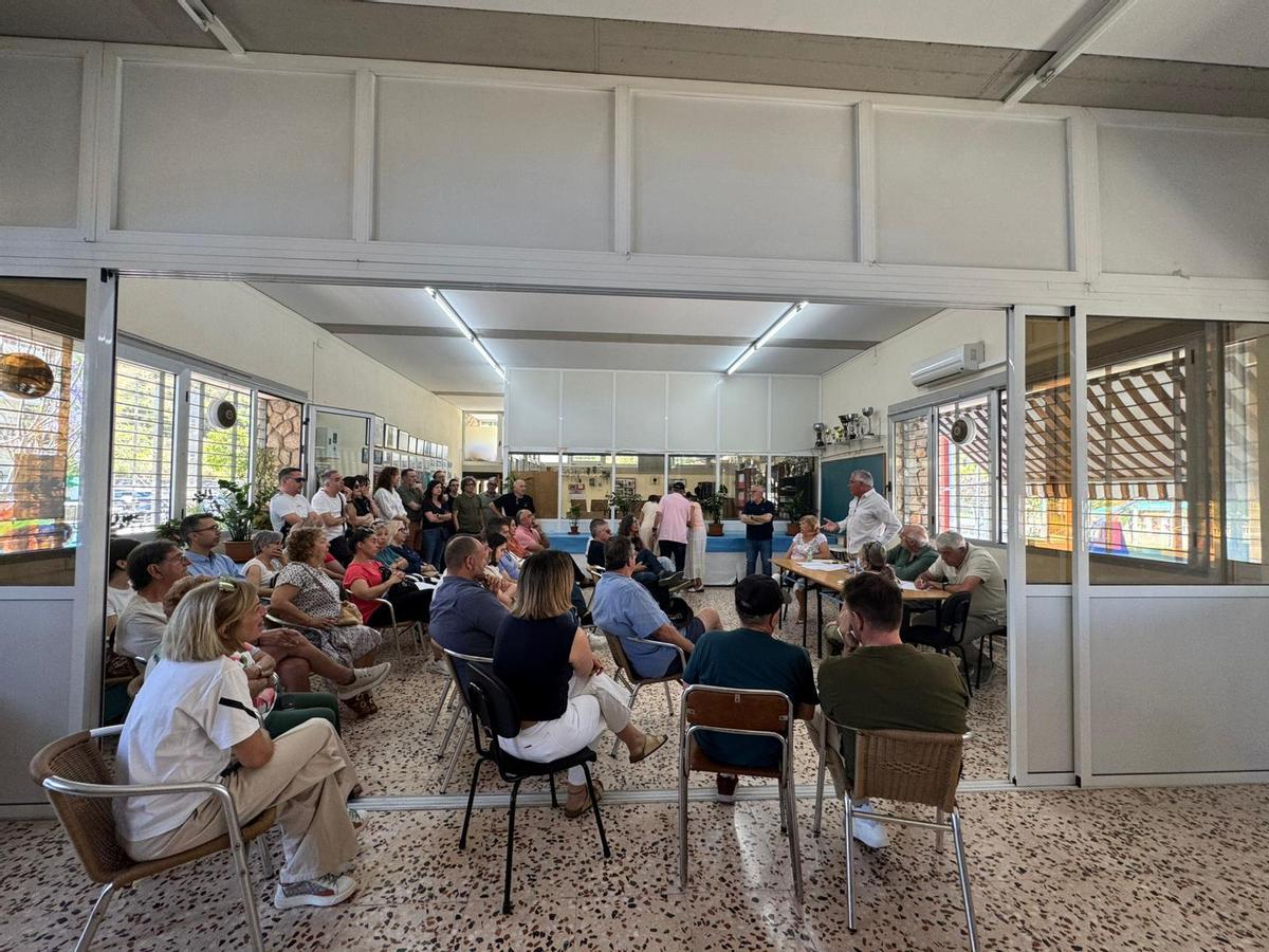 Unos 60 vecinos acudieron a la reunión celebrada este sábado.