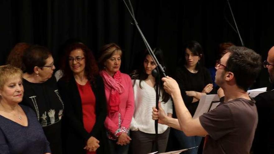 Los grupos Bajo Duero y La Morana preparan las grabaciones en el antiguo auditorio de Caja España en La Marina.