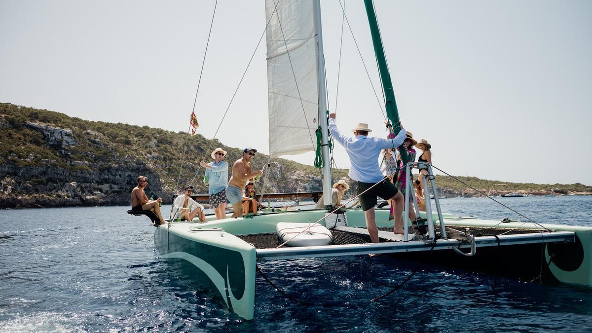 La Bella Verde realiza chárter en la costa de Ibiza con barcos eléctricos