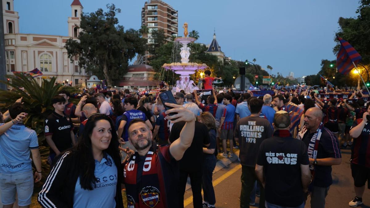 La afición del Levante UD festeja el ascenso en la fuente de Las Cuatro Estaciones