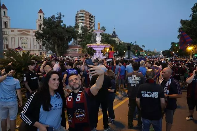 La afición del Levante UD festeja el ascenso en la fuente de Las Cuatro Estaciones
