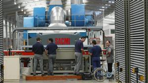 Trabajadores junto a un horno de gas de una empresa cerámica de Vila-real.