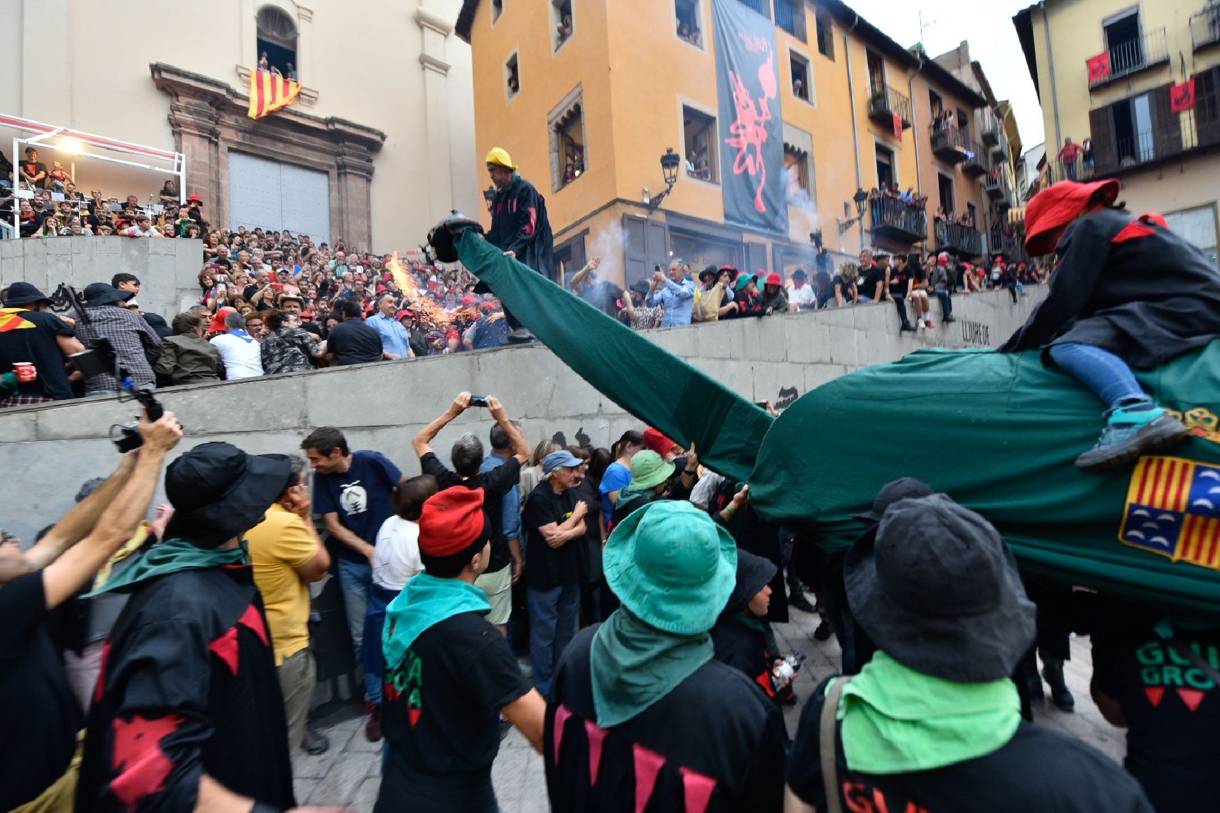 Berga inicia el passacarrers del vespre de Patum enmig d'una gran cridòria