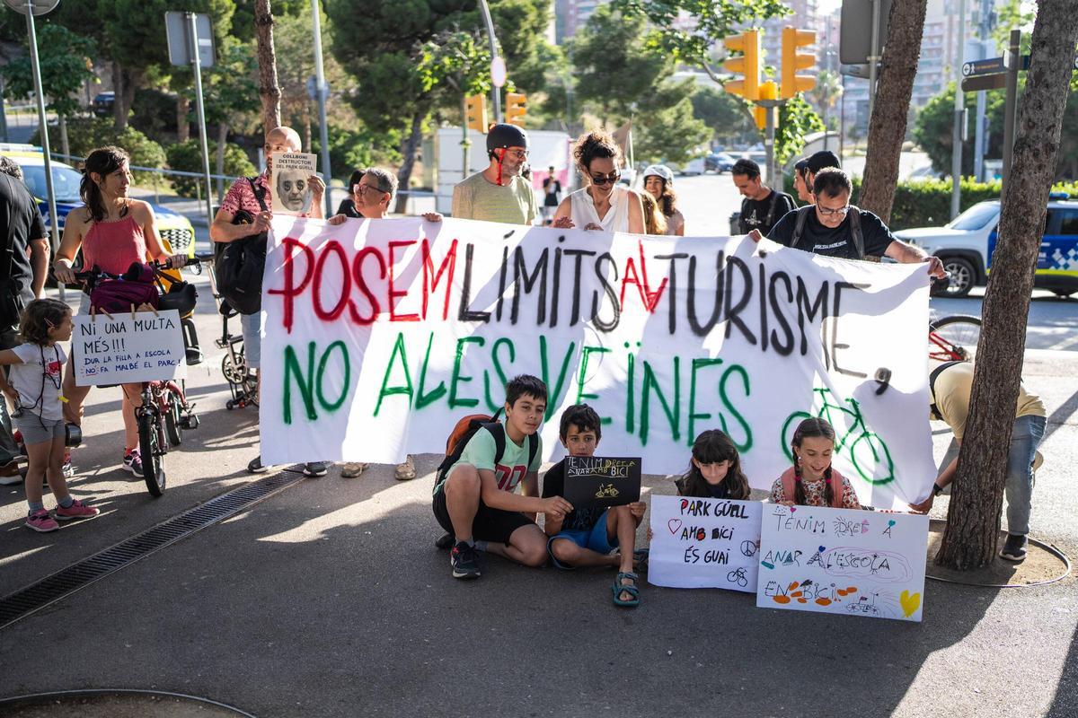 Vecinos del Park Güell protestan por multas a bicicletas
