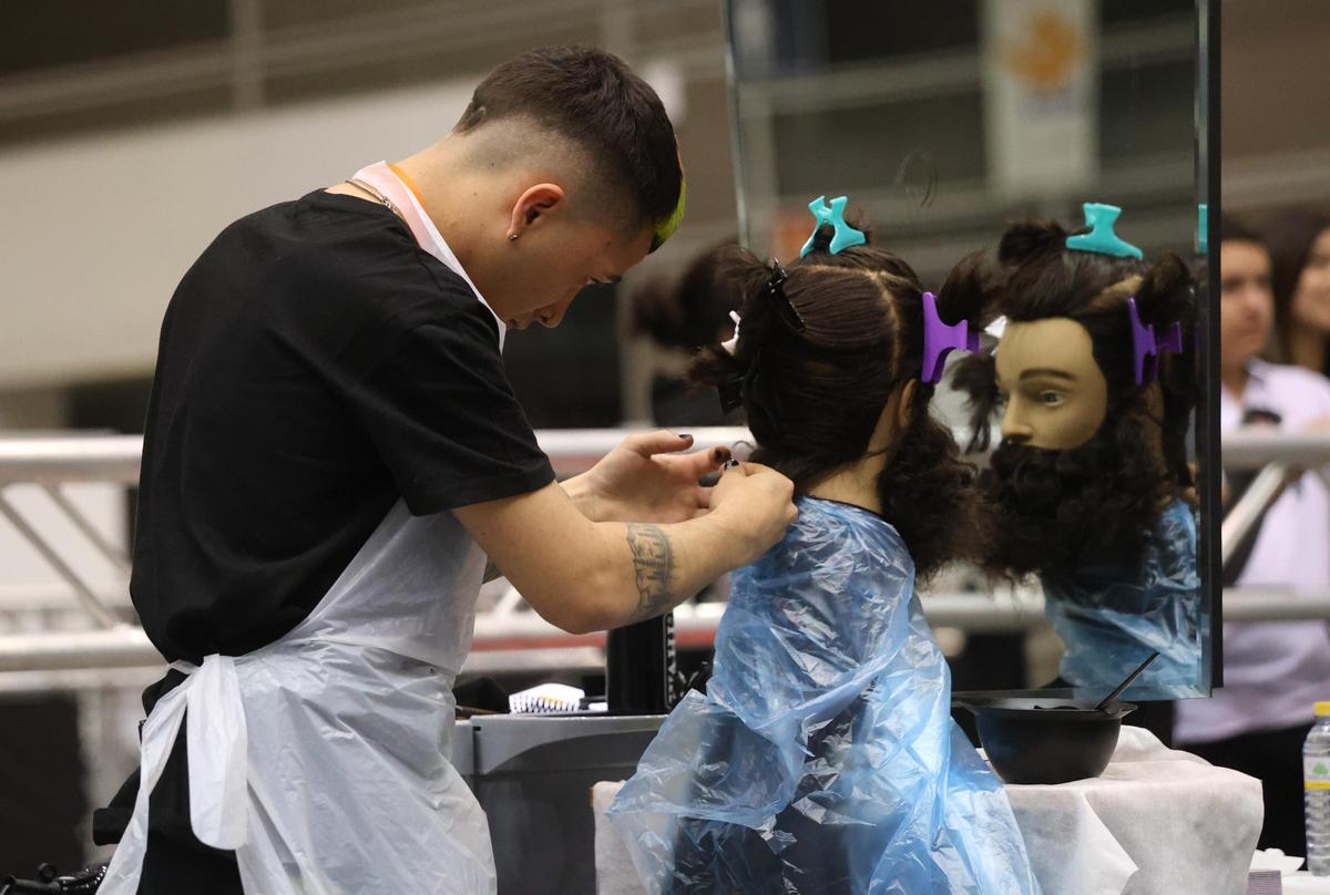 Feria Valencia . 300 estudiantes de FP haciendo pruebas pen la competicion de Skills FP , de donde saldra un equipo valenciano para competir con el resto de comunidades autonomas