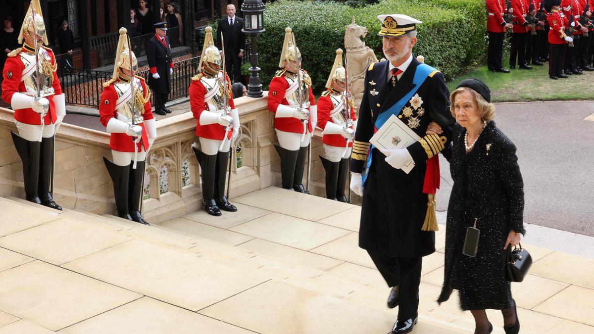 El Rey Felipe VI de España y su madre, la Reina Sofía de España, llegan a la Capilla de San Jorge dentro del Castillo de Windsor.