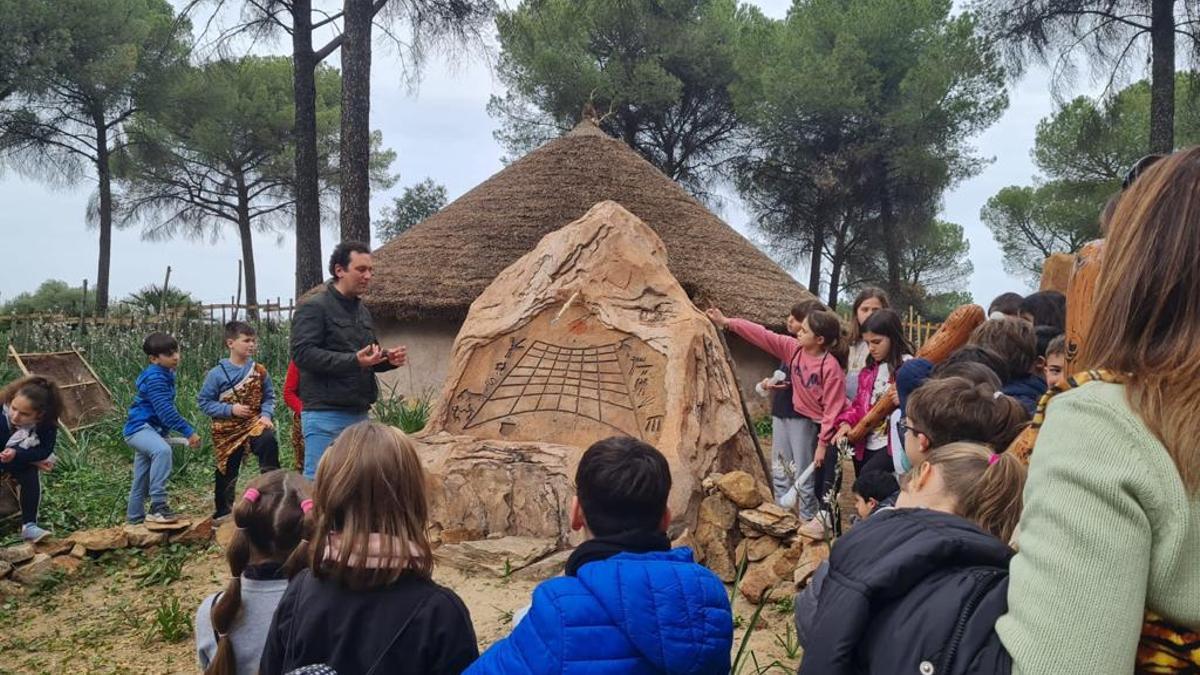 El Ayuntamiento de Posadas está dando a conocer las instalaciones en los centros educativos.