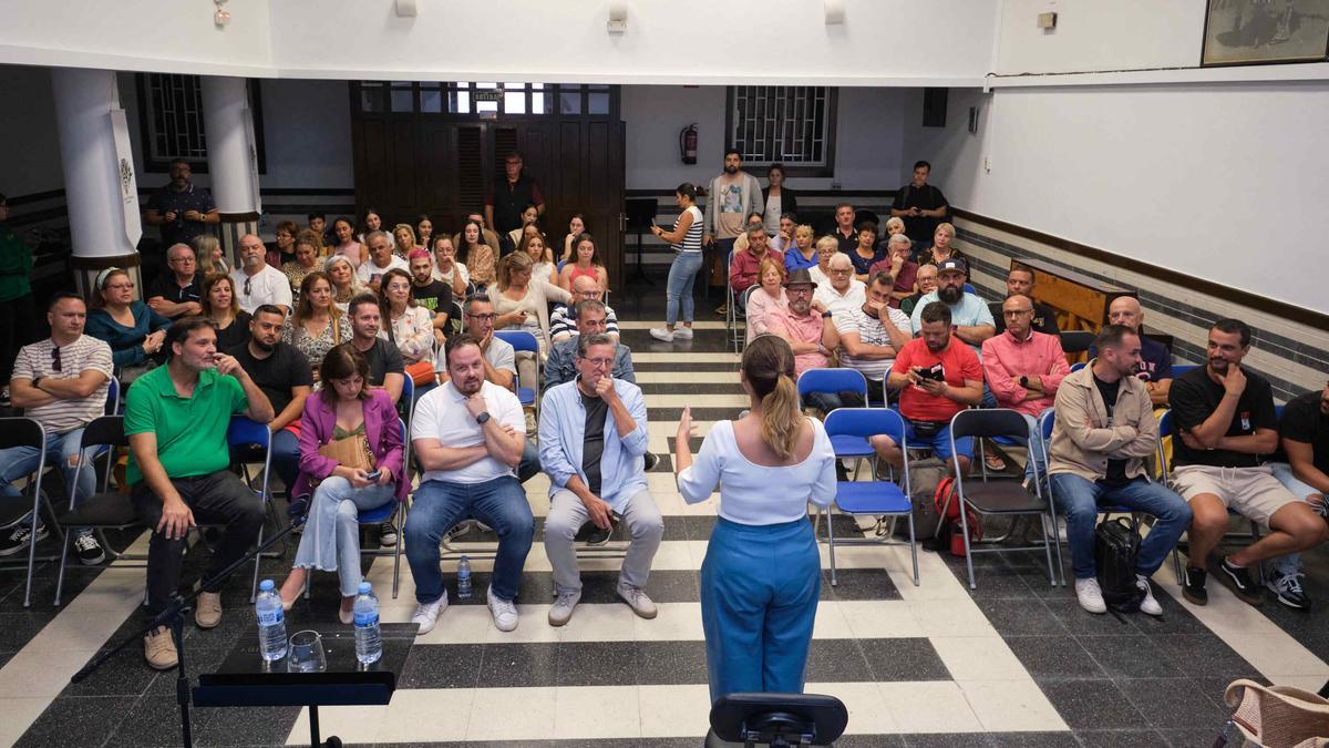 Patricia Hernández se reúne con representantes de los grupos del Carnaval.