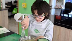 Alumno cocinando en Cousiñas.