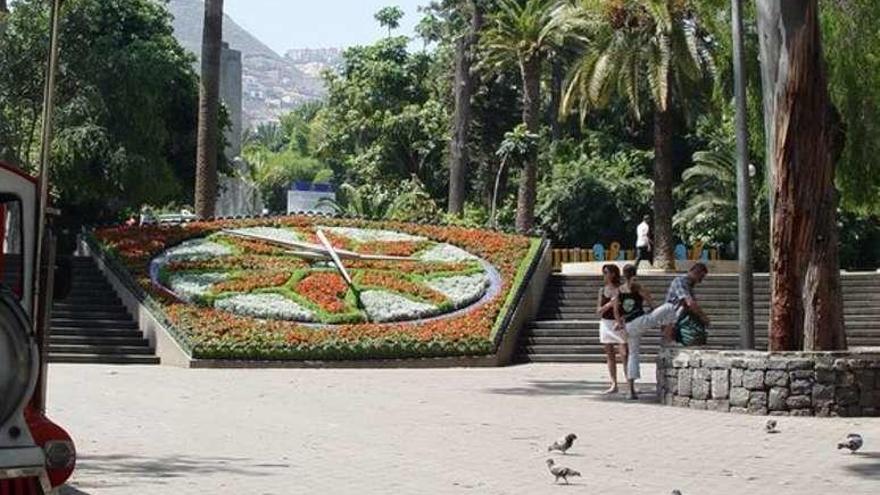 Reloj de flores de Tenerife  |  Instalado en una de las entradas del Parque Municipal García Sanabria de Tenerife, es punto de encuentro santacruceros y visitantes. Fue fabricado en Suiza por la casa Favag y donado por el cónsul de Dinamarca P. Larsen, en 1958.