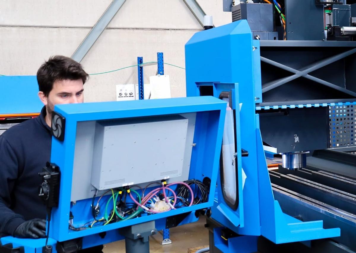 Operario de CMA Machine Tools realizando una prueba.