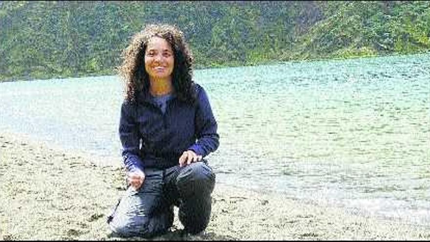 Mónica Rodríguez López, a orillas del Lago de Fuego, en las Azores.