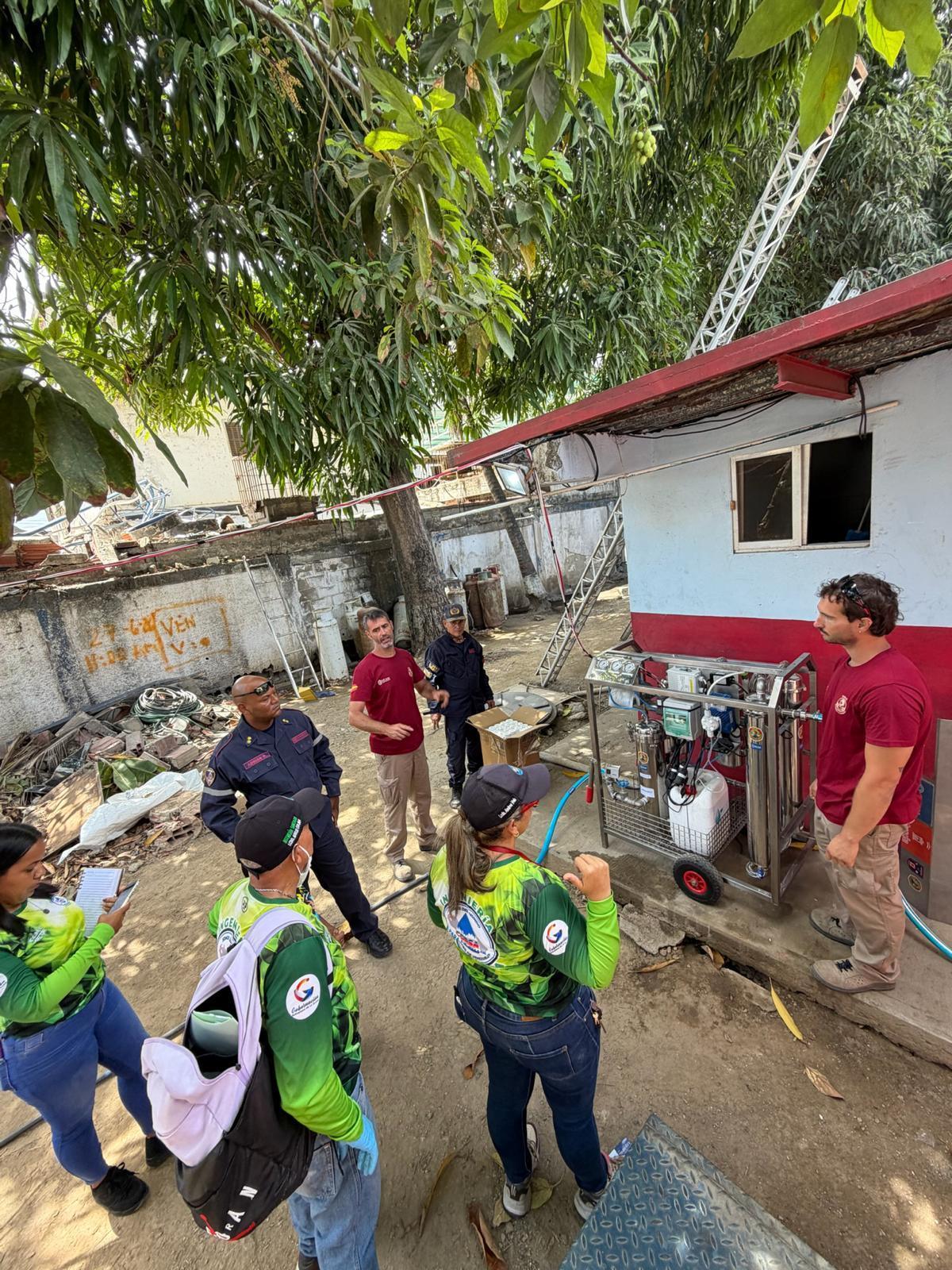Miembros de Bomberos por Bomberos ONGD realizando laborales de ayuda tras el terremoto.