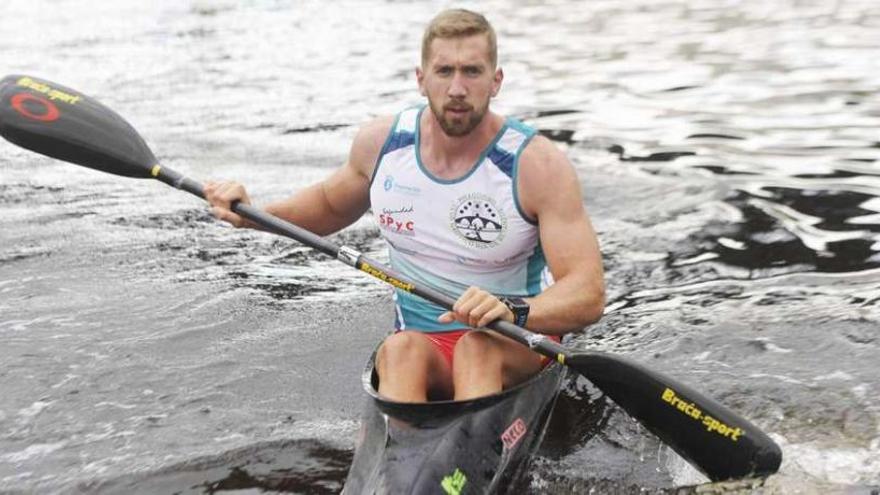 Carlos Arévalo, en su piragua, en un entrenamiento en las aguas del río Mandeo a principios de este mes.