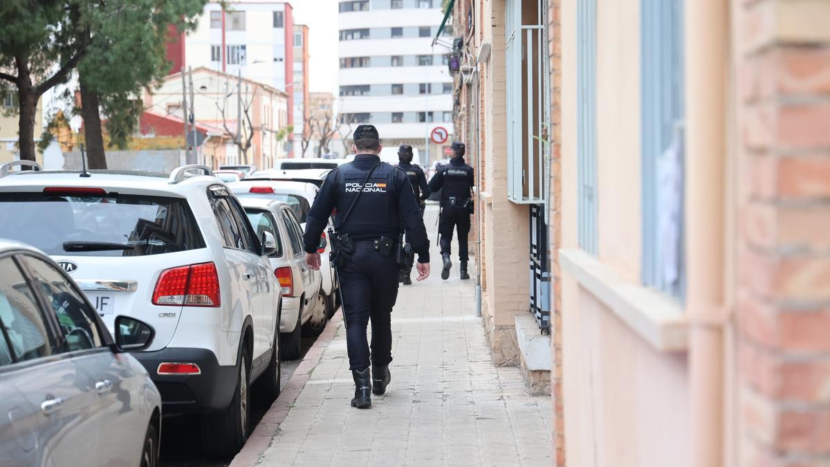 Policías nacionales recorren la ciudad de Castelló en una imagen de archivo.