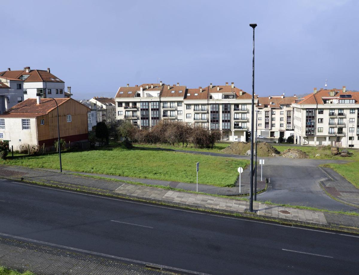 Parcela en la Rolda Leste, en Lalín, donde la administración autonómica construirá 17 pisos.