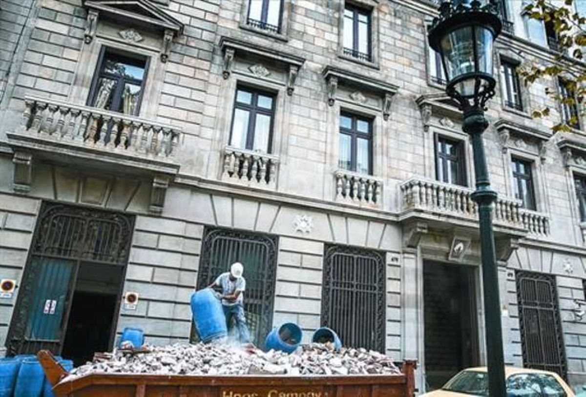 Un contenidor d’obres davant de la Casa dels Cotoners, divendres passat. Un contenidor d’obres davant de la Casa dels Cotoners, divendres passat.