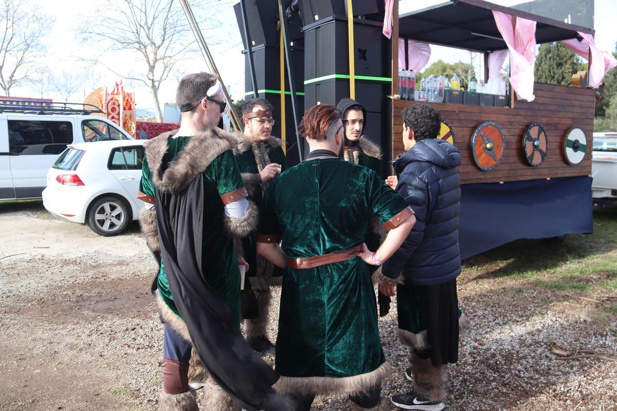 El cap de colla d'una de les comparses que participa al Caranval de Roses comunica que s'ha anul·lat la passada del dissabte per la ventada amb la carrossa al fons.