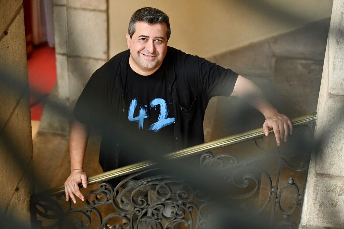 Ricard Ruiz Garzón posa con una camiseta del Festival 42