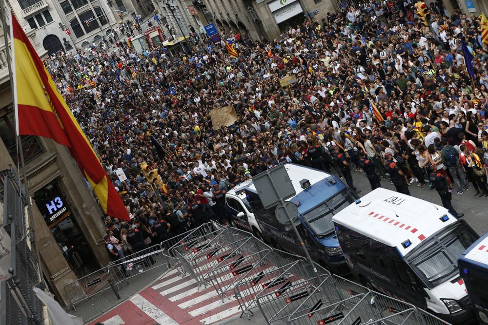 Multitudinaria concentración en Barcelona en protesta por las cargas del 1-O