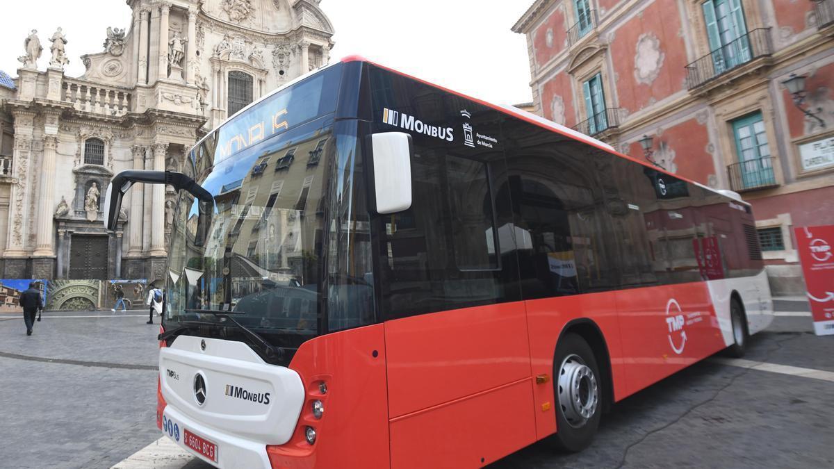 Presentación del nuevo servicio de autobuses en Murcia.