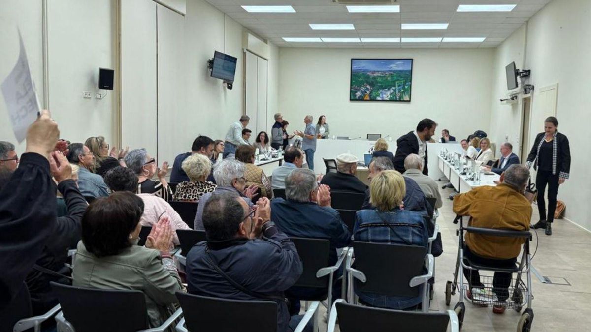 Un gru de persones donant suport a Àngela Domènech en el carrer ple de Figueres.