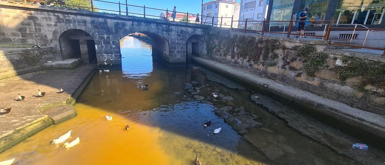 Vertido en un río que da a la ría de Arousa.