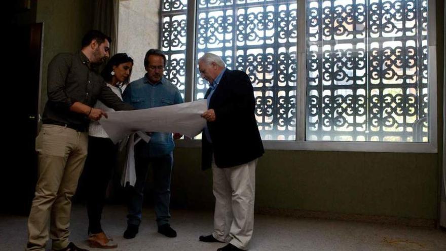 Esteban Granados, María Ángeles Marcos, Francisco Guarido y José Carlos Calzada observan los planos en el interior del Banco de España.