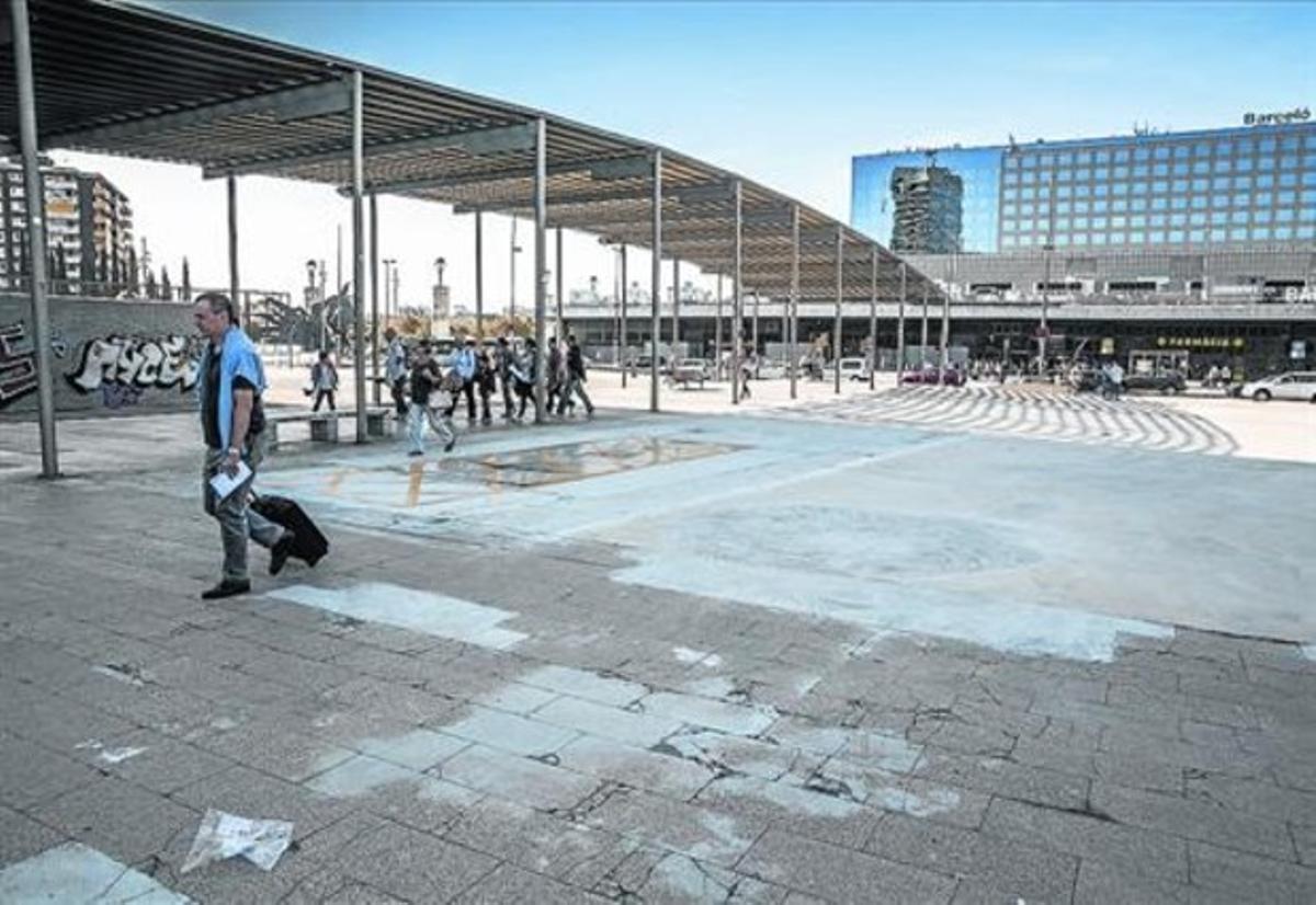 L’asfalt de la plaça dels Països Catalans, davant de l’estació de Sants, a l’octubre. L’asfalt de la plaça dels Països Catalans, davant de l’estació de Sants, a l’octubre.