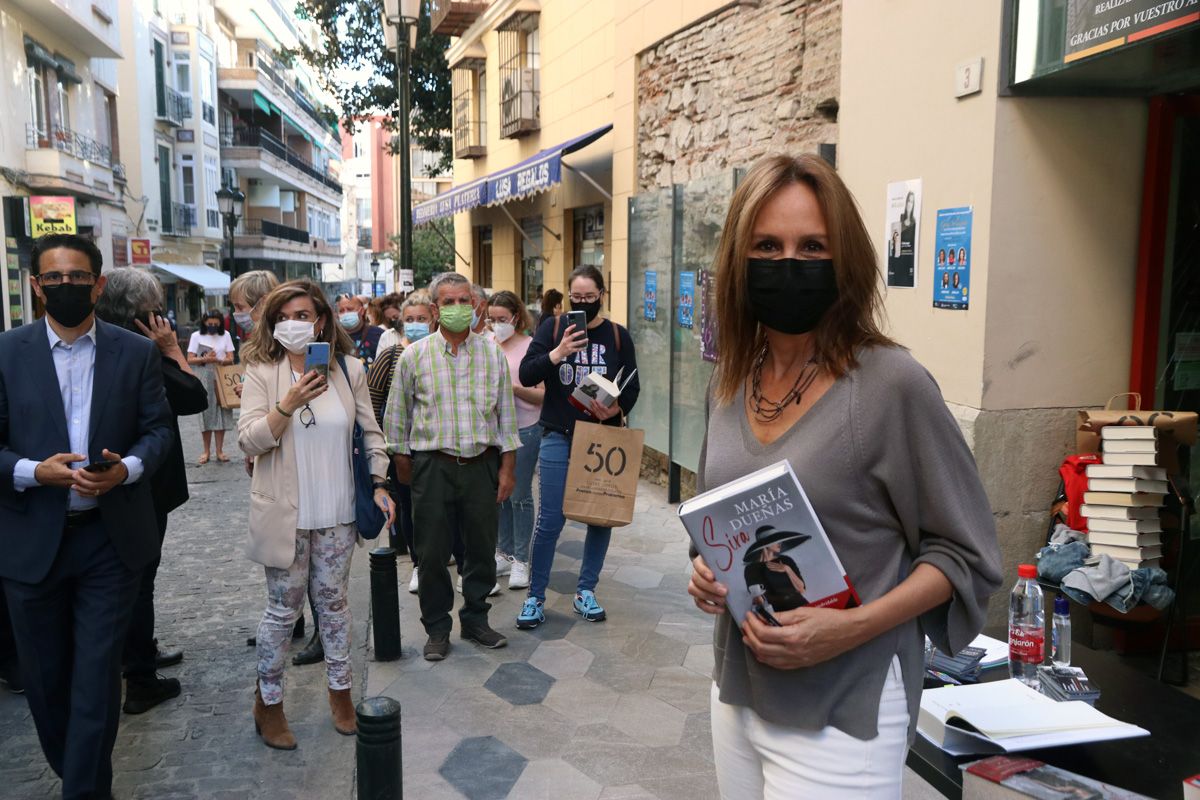 María Dueñas acude a Proteo para apoyar la librería