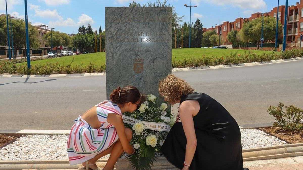 La alcaldesa junto a una joven depositando una corona de flores en recuerdo a Miguel Ángel Blanco