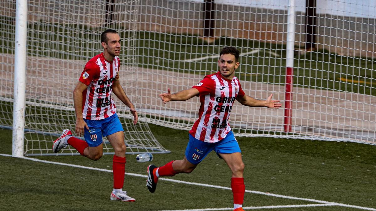Juan Marín, perseguido por Óscar Valero, celebran el que a la postre fue el 2-2 final.