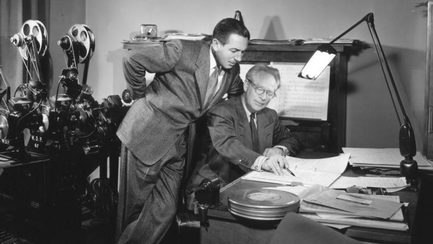 Walt Disney, con el compositor de bandas sonoras Ollie Wallace.